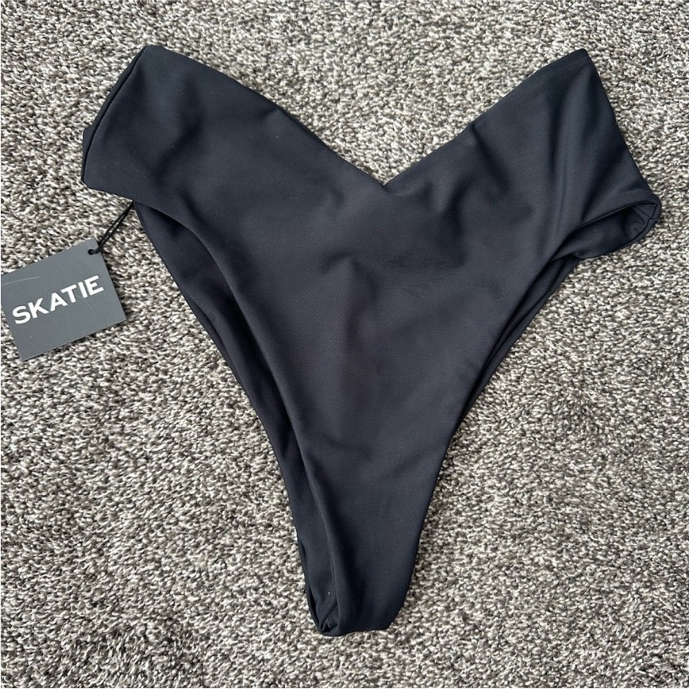 Katie Melly bottom in black
